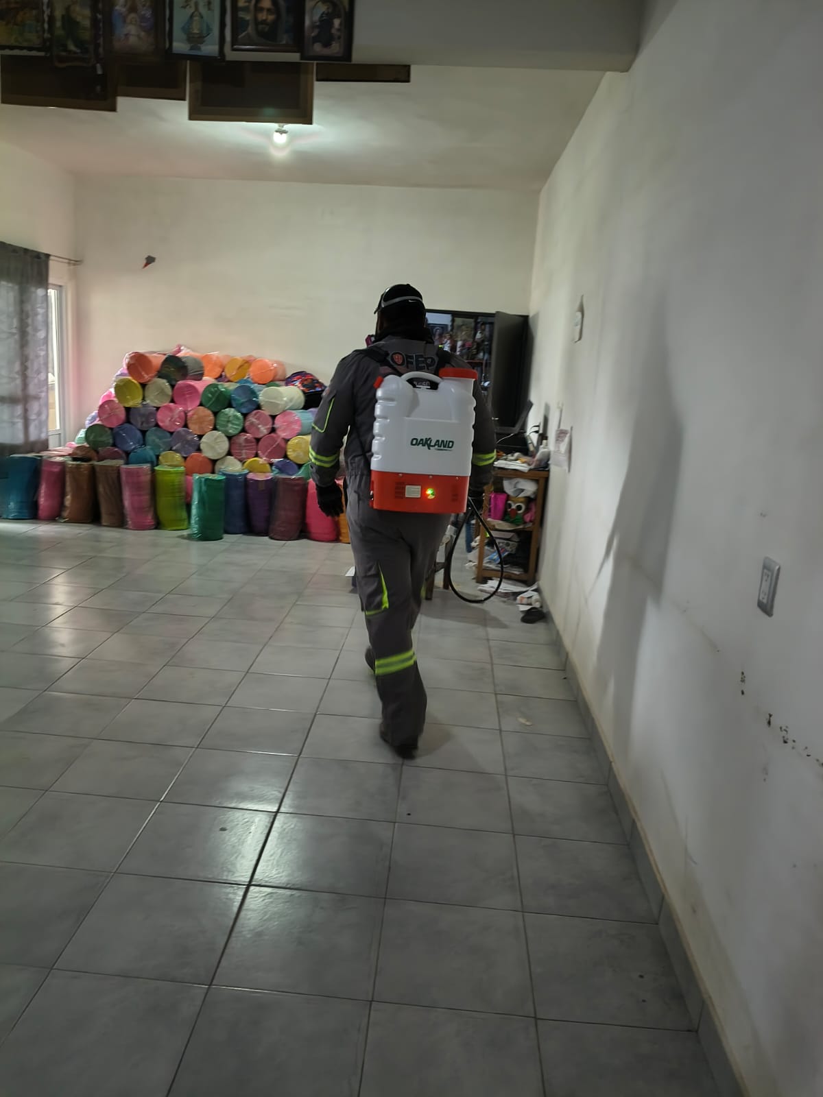 Personal de SOFEP con equipo realizando trabajos en un establecimiento