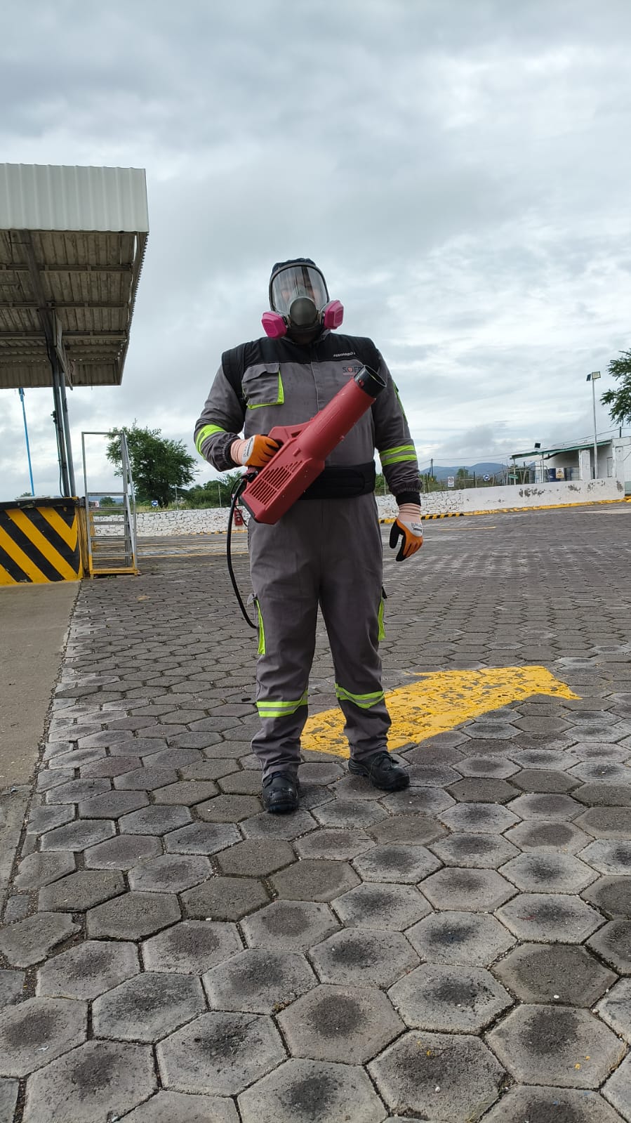 Personal de SOFEP con equipo de aplicación en un espacio exterior