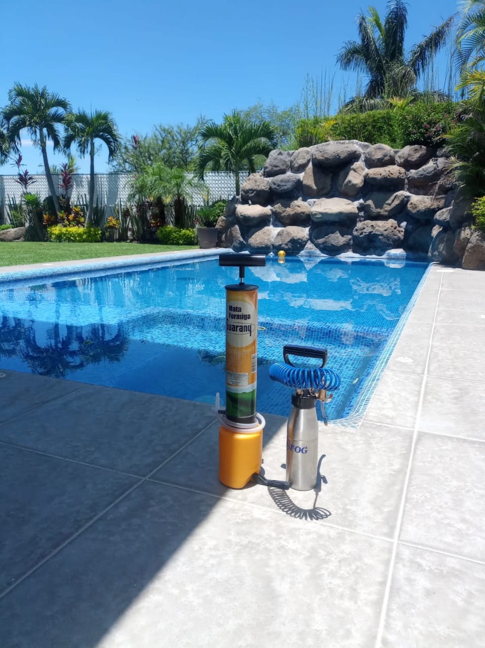 Equipos mostrados junto a una alberca en el exterior