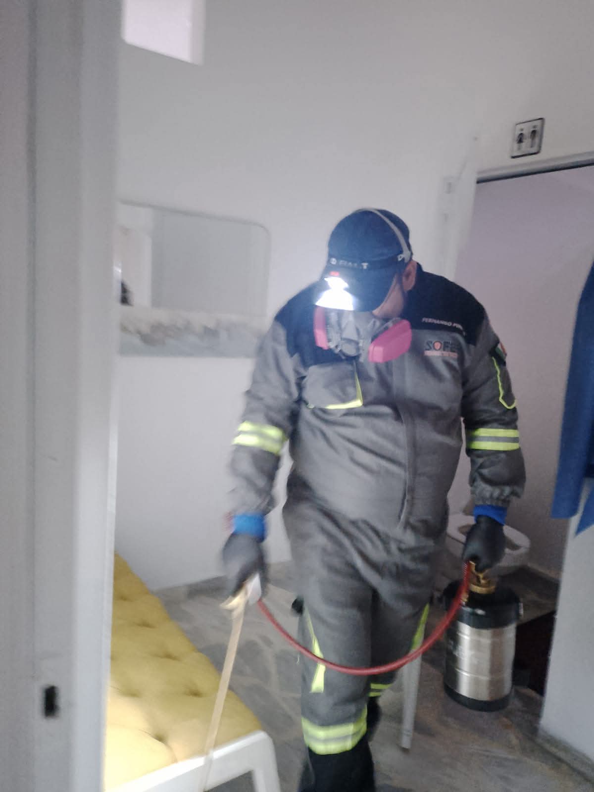 Personal de SOFEP realizando labores de aplicación en interior