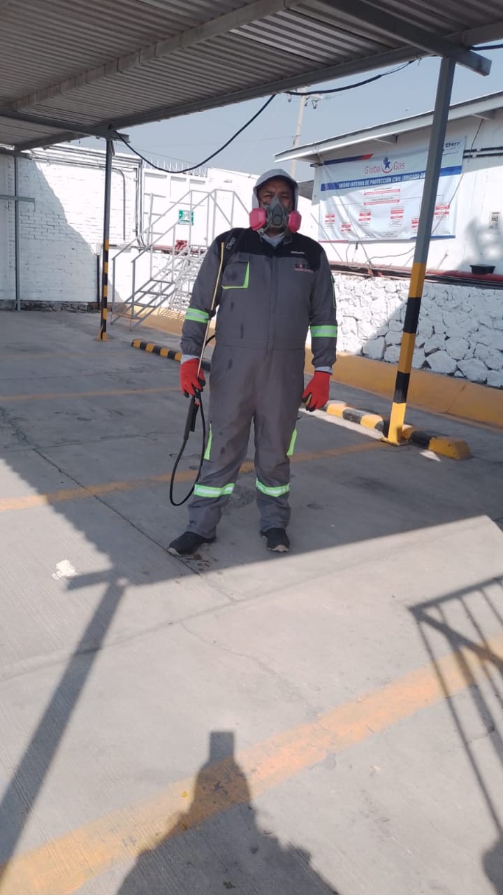 Personal de SOFEP con equipo en área exterior