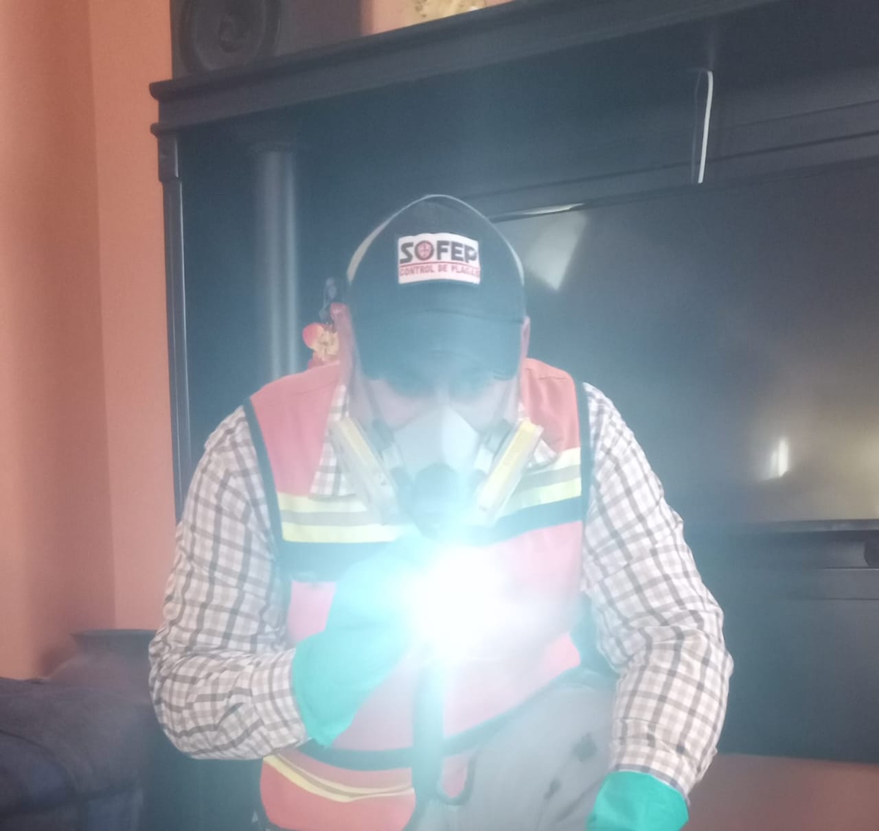 Personal de SOFEP con equipo de protección en un trabajo de campo