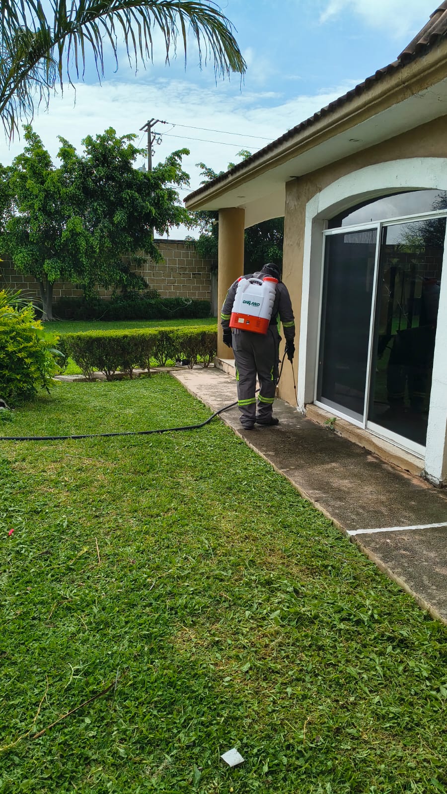 Personal de SOFEP trabajando en el exterior de una vivienda